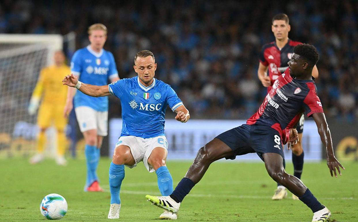 95分钟绝杀！孔蒂激情庆祝，主场沸腾！那不勒斯惊险领跑意甲